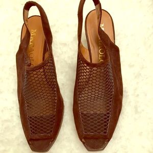 Brown suede and net pump